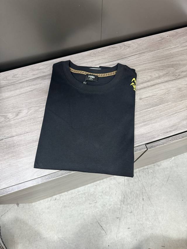 芬迪-2025Ss蛇年贺岁款春夏精品短袖T恤官网同步高端品质定制顶级纯棉面料，顶级大厂制作，时尚大牌重工艺 Logo设计，手感柔软细腻穿着亲肤舒适百搭休闲上身非