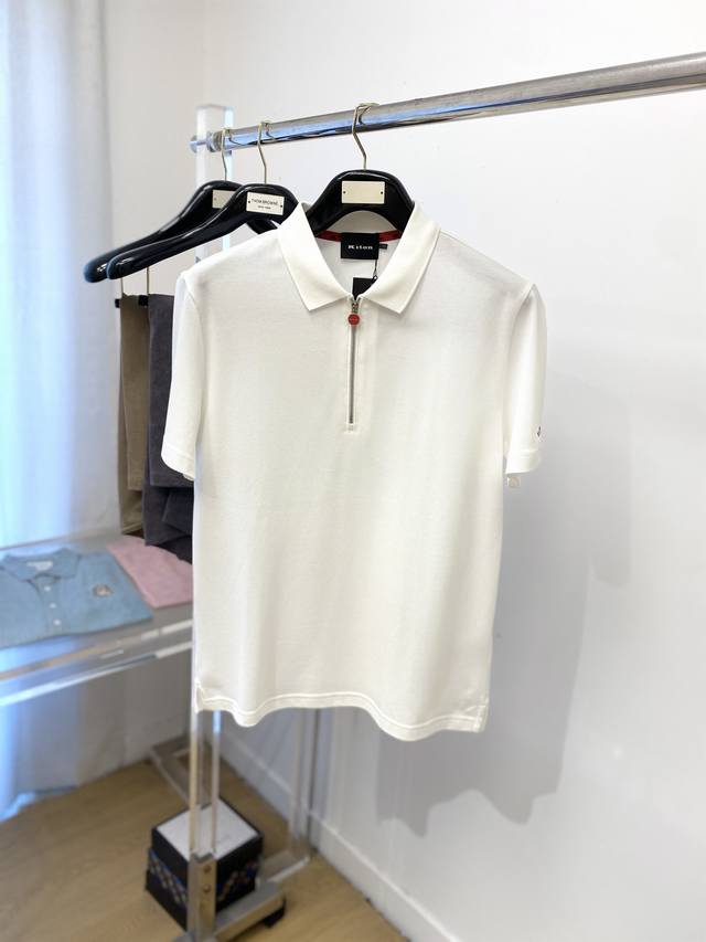 Kiton 时尚潮牌、2025最新款短袖T恤，帅气时尚，袖口顶级印花字母Logo，简约百搭款。面料棉 不仅挺括，保持潮流的廓形，又穿着舒适，纱织更细腻，码数M-