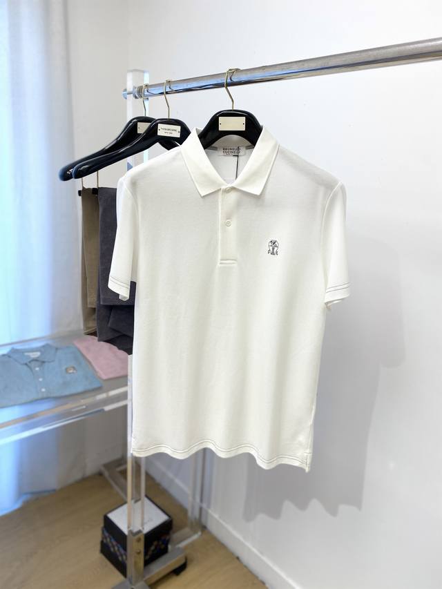 Brunello Cucinelli、2025最新款短袖T恤，帅气时尚，胸前精致刺绣图案Logo，简约百搭款。面料棉 不仅挺括，保持潮流的廓形，又穿着舒适，纱织