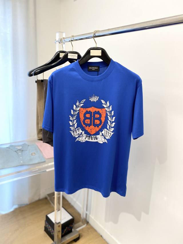 巴黎世家、2025最新款短袖T恤，帅气时尚，胸口顶级印花图案字母Logo，简约百搭款。面料棉 不仅挺括，保持潮流的廓形，又穿着舒适，纱织更细腻，码数S-Xxl