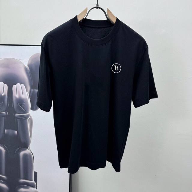 2630Ss新款短袖T恤，定制进口原版丝光面料！经典Logo设计，简单大方得体 时尚不失个性 上身休闲随性 内搭单穿皆可 彰显大牌气质。尺码：M～3Xl