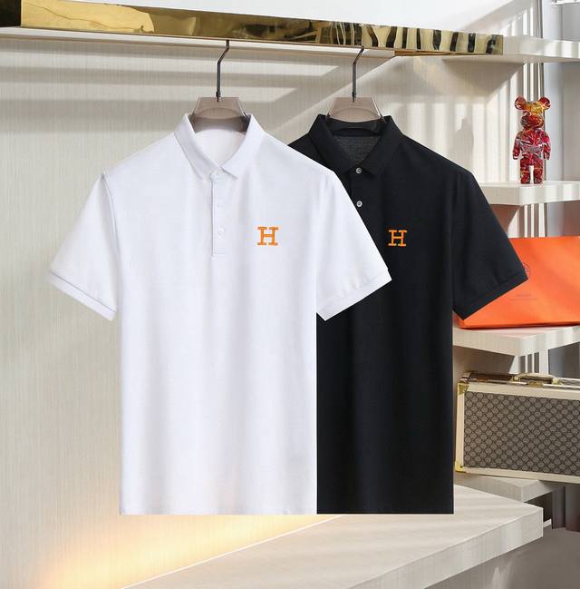 爱玛仕 小刺绣 2025夏季男士新款翻领短袖Polo衫，定制面料 透气舒适度高，细节无可挑剔，品牌元素设计理念，体现高品质。手感细腻柔软！呈现休闲裁剪，上身版型