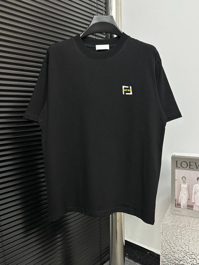 芬廸 2630Ss新款短袖T恤，定制进口原版丝光面料！经典Logo设计，简单大方得体 时尚不失个性 上身休闲随性 内搭单穿皆可 彰显大牌气质。尺码：M～3Xl