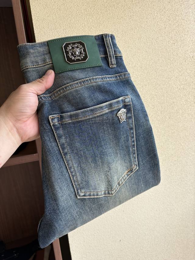 范思哲 Ss夏季新款休闲牛仔裤，高端品质，面料超级柔软舒适 小直筒版型，上身修长，万能搭配款 码数：28，29，30，31，32，33，34，36，38，直筒裤