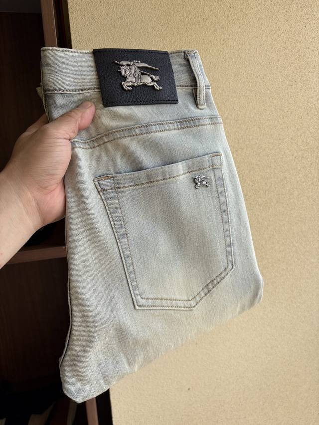 巴宝莉 Ss夏季新款休闲牛仔裤，高端品质，面料超级柔软舒适 小直筒版型，上身修长，万能搭配款 码数：28，29，30，31，32，33，34，36，38，直筒裤