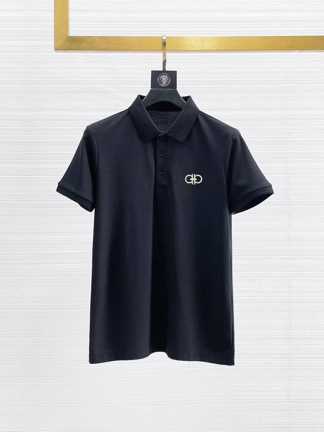 非拉格慕 小刺绣 2025夏季男士新款翻领短袖Polo衫，定制面料 透气舒适度高，细节无可挑剔，品牌元素设计理念，体现高品质。手感细腻柔软！呈现休闲裁剪，上身版