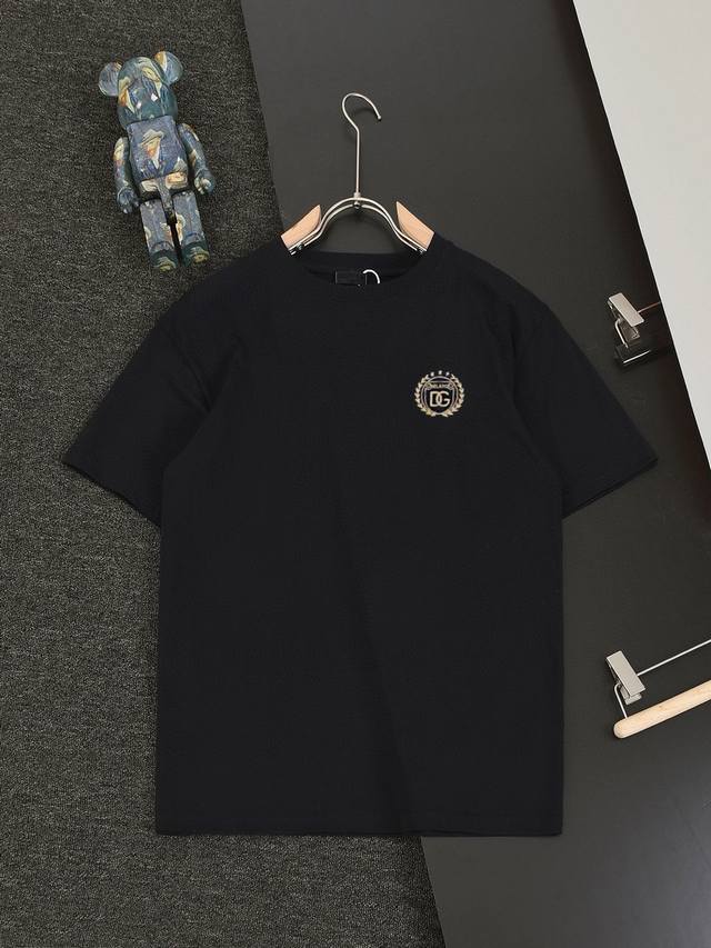 D G 2630Ss新款短袖T恤，定制进口原版丝光面料！经典Logo设计，简单大方得体 时尚不失个性 上身休闲随性 内搭单穿皆可 彰显大牌气质。尺码：M～3Xl