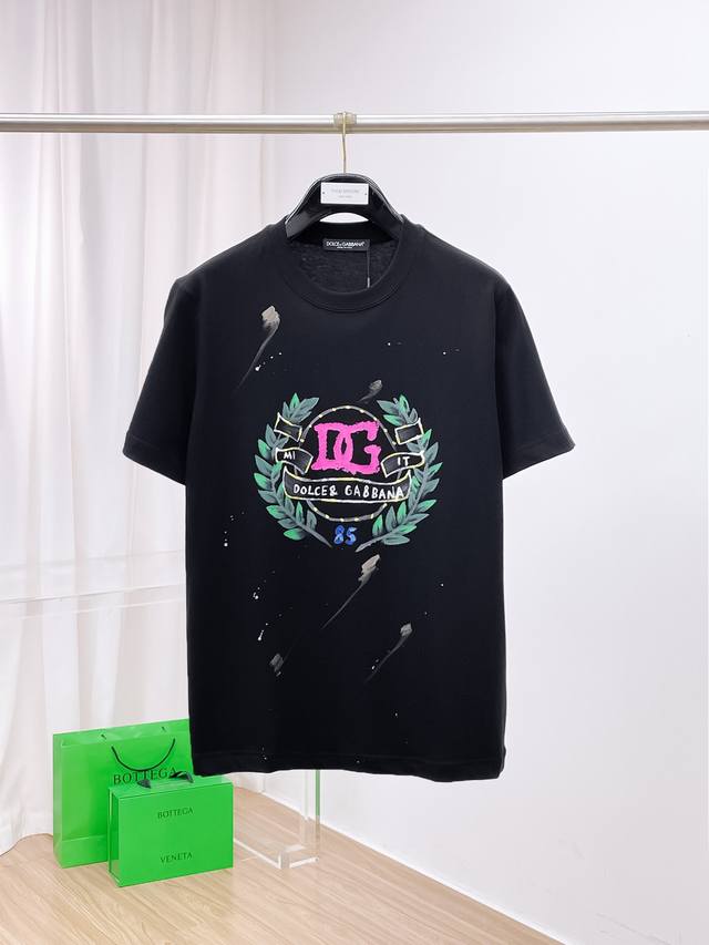 Dg 夏季新品，手绘时尚单品设计，更加时尚舒适，高标准定制，上身非常有型，客供辅料，客供进口高档面料质感非常细腻，细节工艺精湛考究，塑造性极高的一款单品，任何时