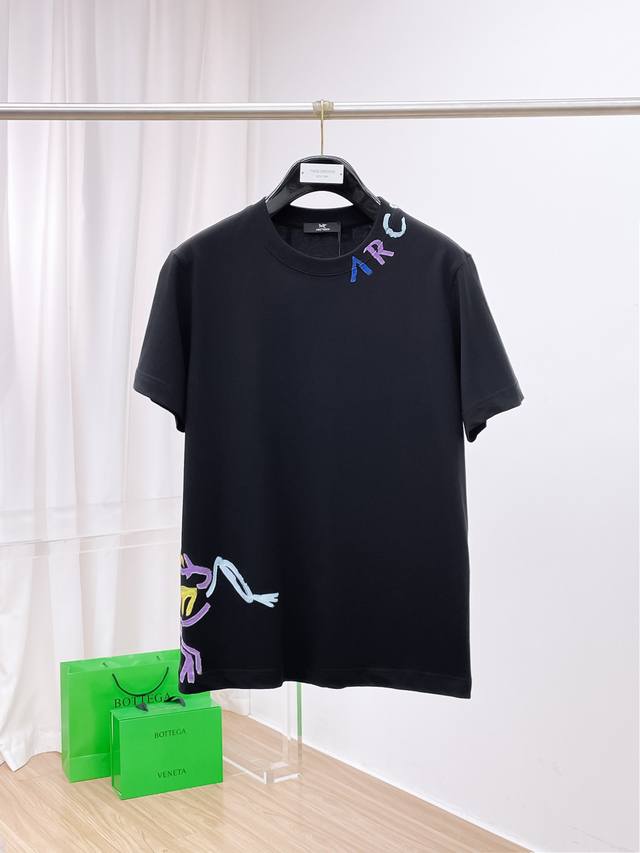 始祖鸟 夏季新品，手绘工艺时尚单品设计，更加时尚舒适，高标准定制，上身非常有型，客供辅料，客供进口高档面料质感非常细腻，细节工艺精湛考究，塑造性极高的一款单品，