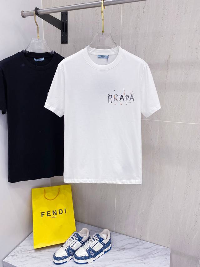普拉*Prada 25Ss春夏新款首发专柜最新款短袖圆领T恤 手绘高端订制 设计前卫时尚！品牌Logo重工艺设计，高端定制面料，手感柔软，穿着舒适，客供进口高档
