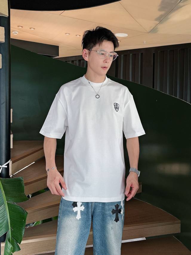 Bbr春夏新款首发专柜最新款短袖圆领T恤 高端订制 设计前卫时尚！品牌Logo重工艺设计 高端定制230克面料.手感柔软.穿着舒适.专柜级别精致车线.做工精细.