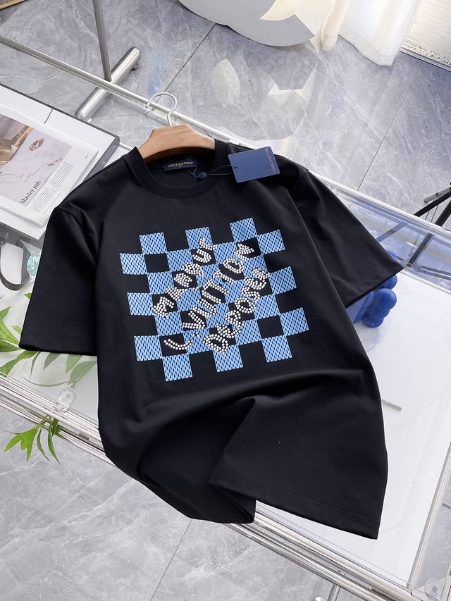 路易威登 Louis Vuitton ，短袖T恤，以纯净之色为基底，绿白格纹交织出经典韵律，璀璨水钻巧妙勾勒品牌字样，熠熠生辉。简约外观暗藏奢华巧思，穿上它，瞬