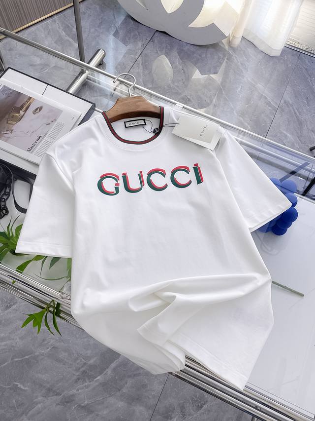 古驰 Gucci 短袖T恤，简约而不失奢华。经典红绿配色勾勒品牌名，领口同色系织带设计，细节之处尽显品牌格调。它是时尚与品质的象征，穿上它，轻松游走于潮流之间，