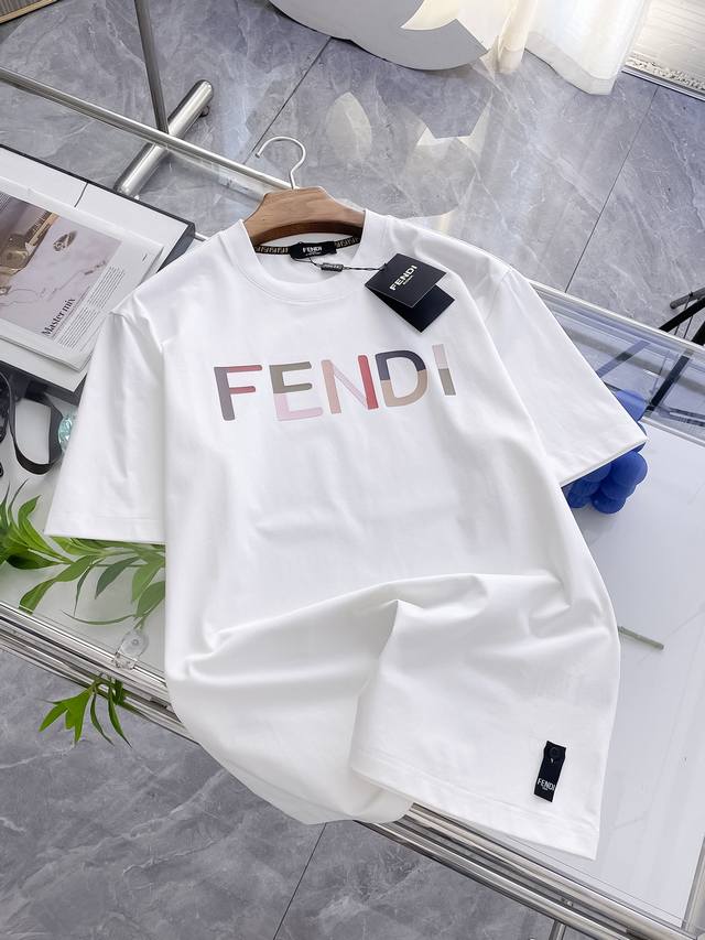 芬迪 Fendi 短袖T恤，以纯净底色为画布，品牌名以多彩条纹呈现，时尚又吸睛。简约中暗藏巧思，彰显品牌的独特创意与先锋精神。它是时尚与品质的结合，穿上它，轻松