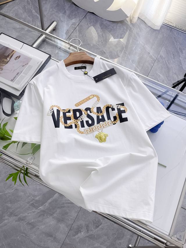范思哲 Versace 这件短袖T恤，宛如时尚与奢华的融合典范。经典品牌名以醒目黑字呈现，搭配闪耀金链与美杜莎头像，满是品牌标志性元素。它将意式奢华融入简约版型