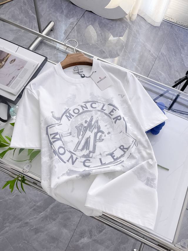 蒙口 Moncler 这件短袖T恤，简约而不失格调。纯净底色之上，标志性品牌元素以独特的做旧风格呈现，似在诉说岁月沉淀下的时尚故事。它将休闲与奢华完美融合，穿上