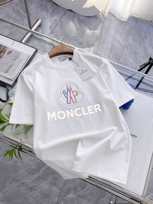 蒙口 Moncler T恤短袖，简约中透着大气。标志性的品牌标识醒目呈现，红蓝线条勾勒的图案与简洁字母相互映衬，彰显品牌独特基因。优质面料赋予舒适体验，穿上它，