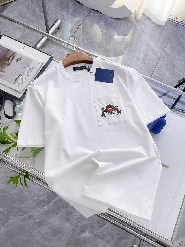 路易威登 Louis Vuitton,一袭纯净整洁短袖T悦，邂逅路易威登 Louis Vuitton 的奢华匠心。简约版型之上，口袋处精美刺绣徽章夺目亮眼，双犬