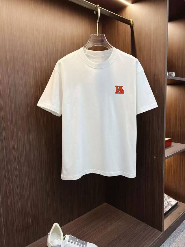 爱马仕 2025早春新款首发专柜最新款短袖圆领T恤 高端订制 设计前卫时尚！高端定制高支棉面料.手感柔软.穿着舒适.专柜级别精致车线.做工精细.上身效果无敌帅气