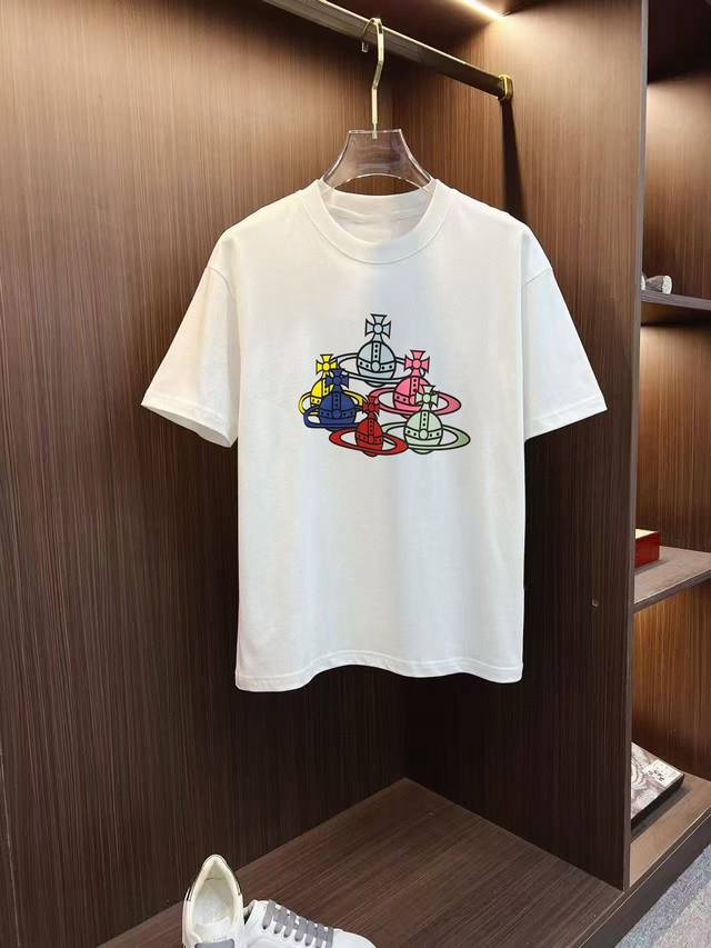 西太后 2025早春新款首发专柜最新款短袖圆领T恤 高端订制 设计前卫时尚！高端定制高支棉面料.手感柔软.穿着舒适.专柜级别精致车线.做工精细.上身效果无敌帅气