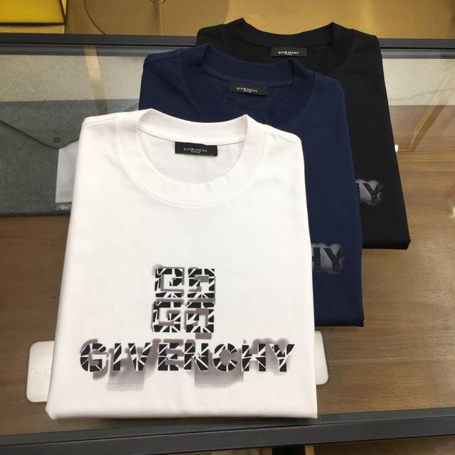 新品 Gvc... 2025春夏首发专柜最新款短袖圆领T恤 高端订制 设计前卫时尚！品牌Logo重工艺设计 高端定制丝光云朵棉面料.手感柔软.穿着舒适.专柜级别