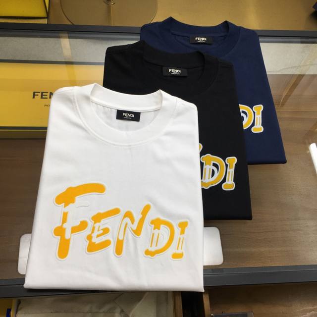 新品 Fend... 2025春夏首发专柜最新款短袖圆领T恤 高端订制 设计前卫时尚！品牌Logo重工艺设计 高端定制丝光云朵棉面料.手感柔软.穿着舒适.专柜级