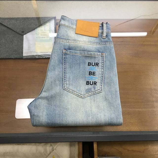 新品牛仔 Burber..Y 2025Ss最新款男士牛仔长裤，精纺定做高端品质，100%弹力丹宁牛仔棉质牛仔长裤，定织100%纯棉品质面料，裤身肌理感带来弹力毫