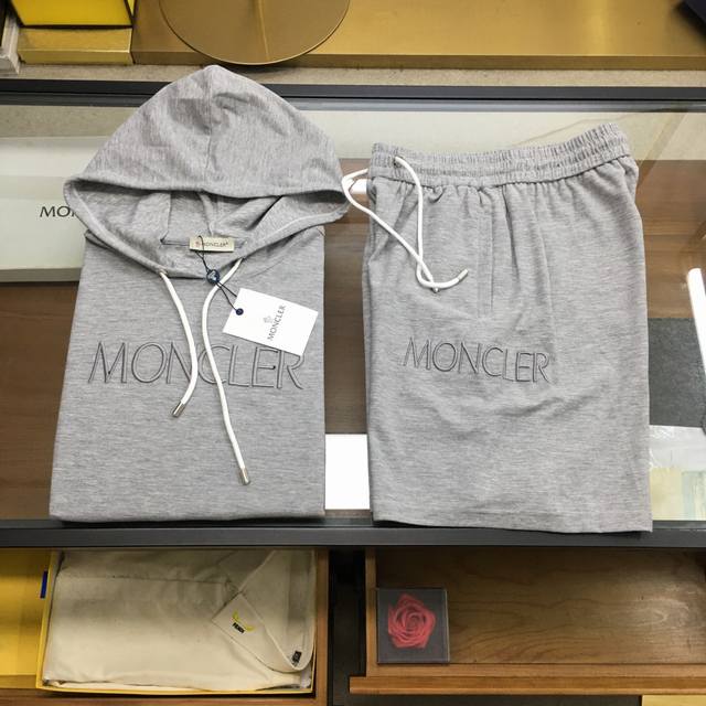 新品套装 Moncle... 2025春夏最新款，经典设计短袖T恤短裤套装，定制纯棉面料，手感柔软，穿着舒适，做工精细.上身效果无敌帅气，码数M-3Xl