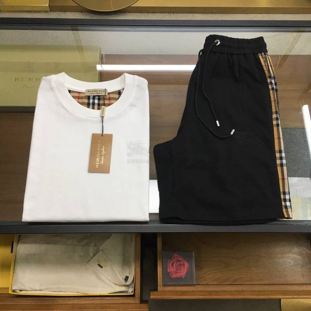 新品套装 Burber..Y 2025春夏最新款，经典设计短袖T恤短裤套装，定制纯棉面料，手感柔软，穿着舒适，做工精细.上身效果无敌帅气，码数M-3Xl