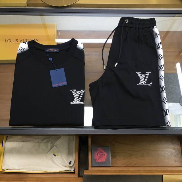 新品套装 L.V 2025春夏最新款，经典设计短袖T恤短裤套装，定制纯棉面料，手感柔软，穿着舒适，做工精细.上身效果无敌帅气，码数M-3Xl