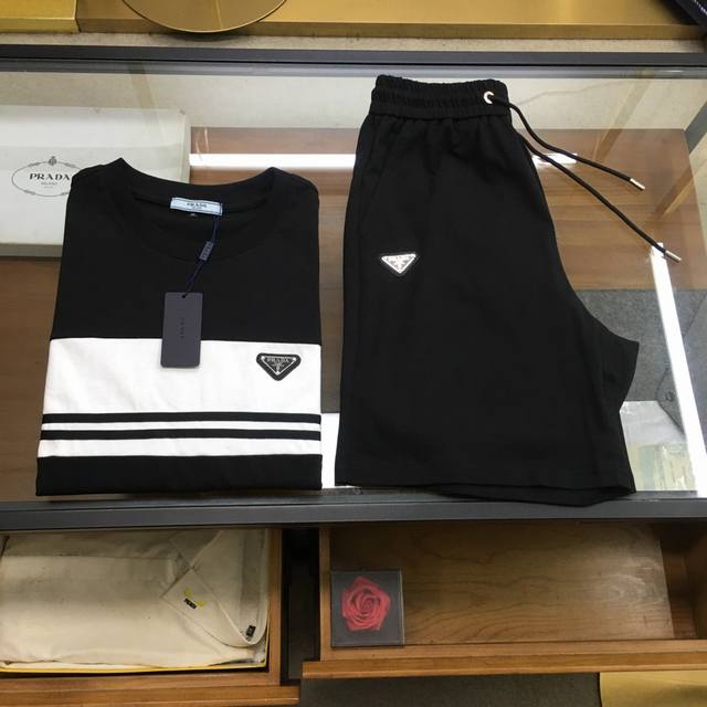 新品套装 Prad 2025春夏最新款，经典设计短袖T恤短裤套装，定制纯棉面料，手感柔软，穿着舒适，做工精细.上身效果无敌帅气，码数M-3Xl