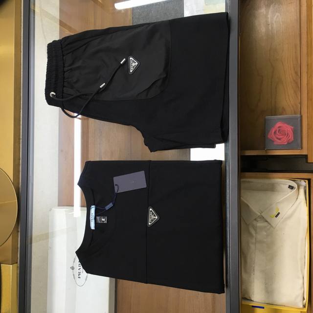 新品套装 Prad 2025春夏最新款，男女同款，经典设计短袖T恤短裤套装，定制纯棉面料，手感柔软，穿着舒适，做工精细.上身效果无敌帅气，码数M-3Xl