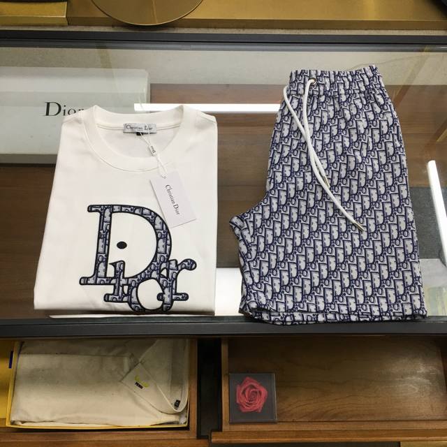 新品套装 Dio..R 2025春夏最新款，男女同款，经典设计短袖T恤短裤套装，定制纯棉面料，手感柔软，穿着舒适，做工精细.上身效果无敌帅气，码数M-3Xl