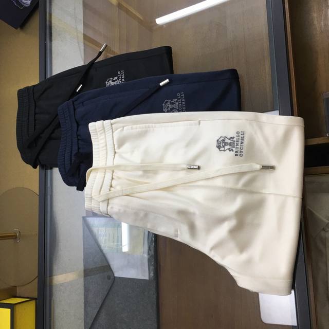 专柜新品 Bc 25春夏新款Bc高端醋酸天丝面料休闲长裤，意大利代工订单，简约高级的都市气质风范，低调奢华品质感，同柜级别品质。顶级醋酸天丝面料，触感轻薄爽滑透