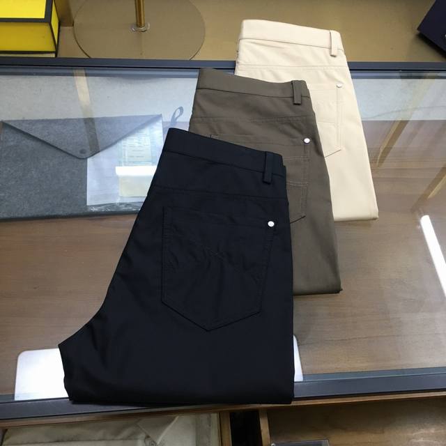 专柜新品 Bc 25Ss春夏新款斜纹棉质混纺直筒休闲裤，男士口袋处徽章刺绣装饰时尚百搭商务休闲长裤！贸易公司渠道稀出，领先官网发售！Bc新款休闲裤以其卓越的面料