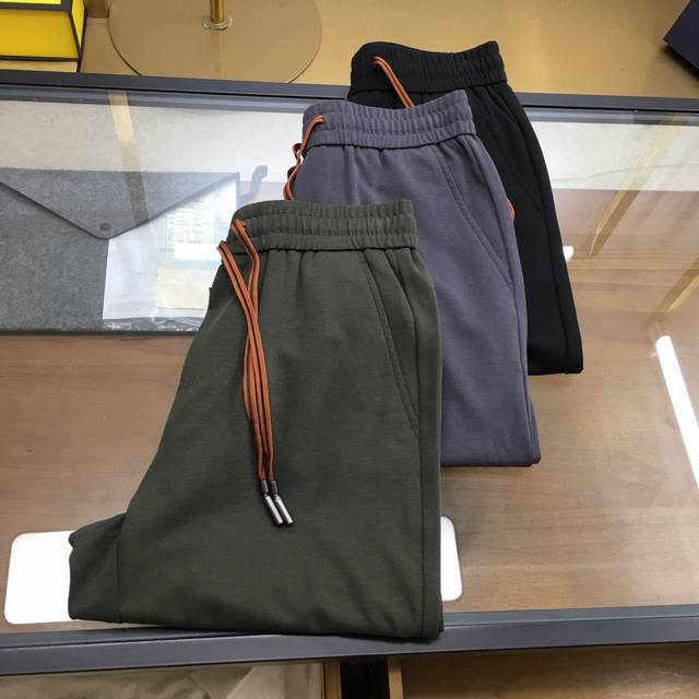 专柜新品 Zegn. S-4Xl 25春夏新款Zz免烫轻柔面膜休闲裤，高端男士必备极简百搭直筒长裤。意大利代工厂P渠道，触感细腻柔软的木代尔纤维材质，轻柔免烫的