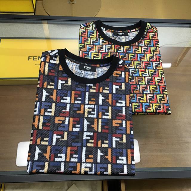 新品 Fend... 25春夏新款短袖休闲镂空网眼棉短袖T恤 ，定制原版客供面料 轻薄透气 质感细腻 超柔软亲肤触感！全景标志字母Logo图案印花设计质感。定制
