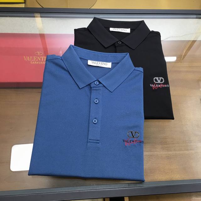 专柜新品 Vltn... 2025春夏新品 时尚Polo 翻领短袖 高级定制百搭款式 任何人都可以轻松驾驭 面料全订制工艺 胸前奢华经典品牌Logo设计，非常显