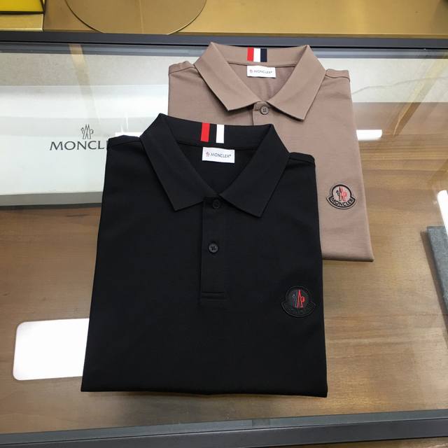 专柜新品 Moncle... 2025春夏新品 时尚Polo 翻领短袖 高级定制百搭款式 任何人都可以轻松驾驭 面料全订制工艺 胸前奢华经典品牌Logo设计，非