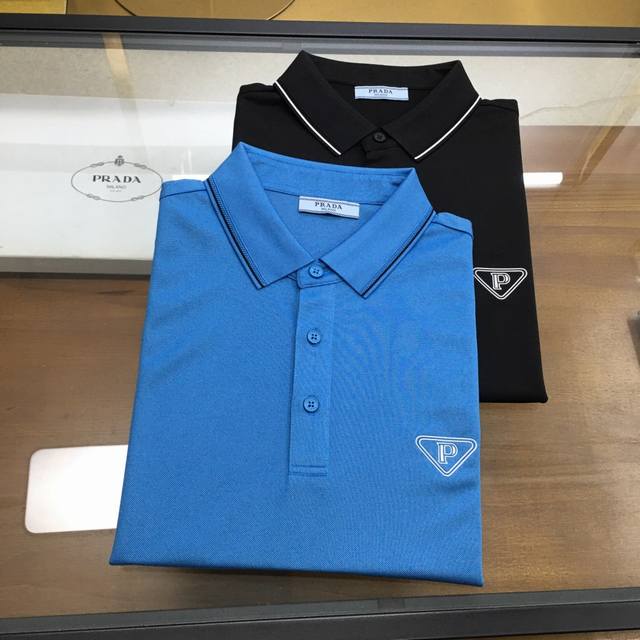 专柜新品 Prad... 2025春夏新品 时尚Polo 翻领短袖 高级定制百搭款式 任何人都可以轻松驾驭 面料全订制工艺 胸前奢华经典品牌Logo设计，非常显