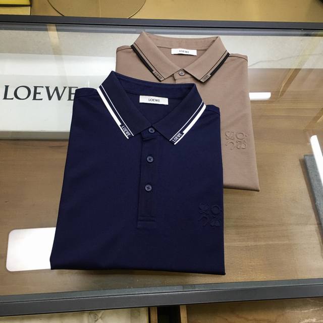 专柜新品 Loew... 2025春夏新品 时尚Polo 翻领短袖 高级定制百搭款式 任何人都可以轻松驾驭 面料全订制工艺 胸前奢华经典品牌Logo设计，非常显