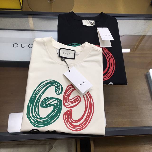 新品潮牌 Gu.Ci... 2025新款潮牌短袖T恤 版型微阔 意大利时尚界的宠儿！ 男士短袖！材质用料讲究的同时 整体的设计颇具时尚感 今天推荐他家百搭经典款