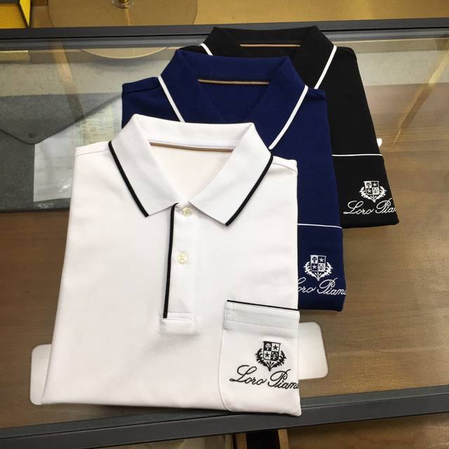 专柜新品 Lp... 2025春夏新品 时尚Polo 翻领短袖 高级定制百搭款式 任何人都可以轻松驾驭 面料全订制工艺 胸前奢华经典品牌Logo设计，非常显档次