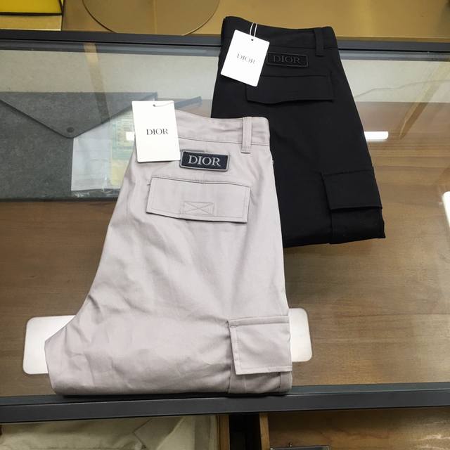 高端休闲裤 Dio..R 2025新款高端品质休闲裤！官网同步发售。品牌经典Logo休闲裤 ，定制面料，舒适度极好，手触感强烈。辨识度极高，完美品相工艺。 尺码