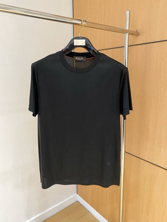 顶级品质 专柜官网同步发售！辅料全部原版定制出品，贸易公司真品订单。高级定制进口面料，以天然植物纖維提炼出来，比一般棉织物轻薄 手感柔软，穿着舒适 完全不易有刺