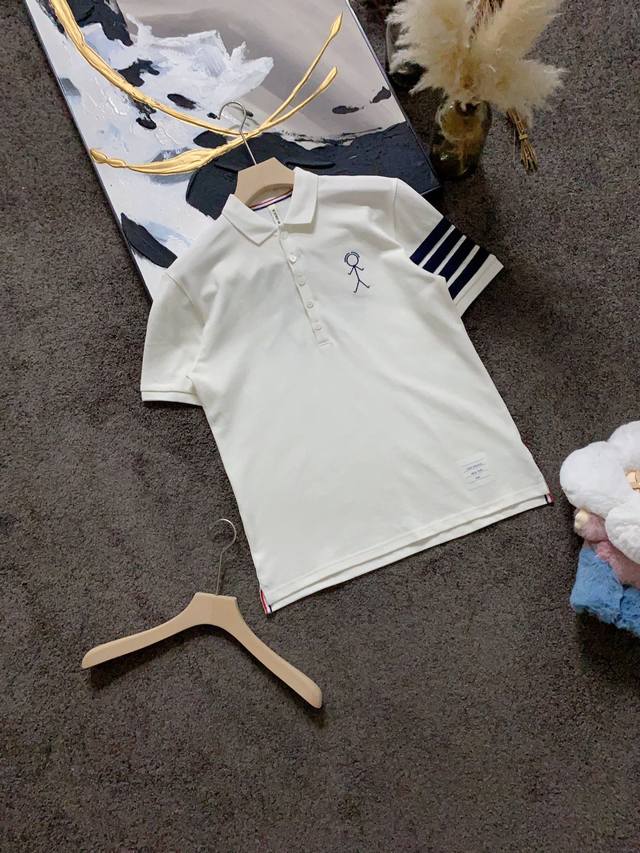 街春夏 Ss最新季 独家火柴人四条纹系列Polo 独家定制贵柜原版百分棉珠地面料，舒适有型五粒贝壳钮的半开筒设计，前后幅进口绣花机精致火柴人和萌狗狗绣花，特别配