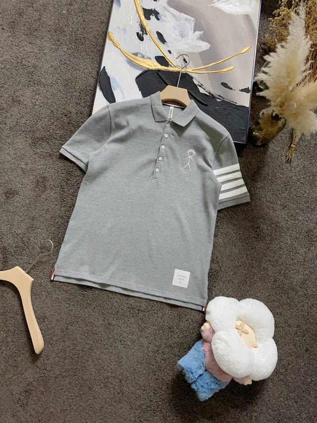 街春夏 Ss最新季 独家火柴人四条纹系列Polo 独家定制贵柜原版百分棉珠地面料，舒适有型五粒贝壳钮的半开筒设计，前后幅进口绣花机精致火柴人和萌狗狗绣花，特别配