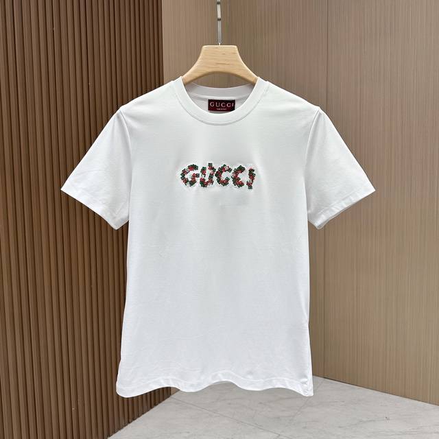 Gucci 古奇 春夏新品圆领短袖T恤！贸易公司渠道稀出，同步官网发售 ！春夏最新系列，经典时尚立体刺绣字母Logo，为全新系列注入满满活力，这款T恤衫用心甄选