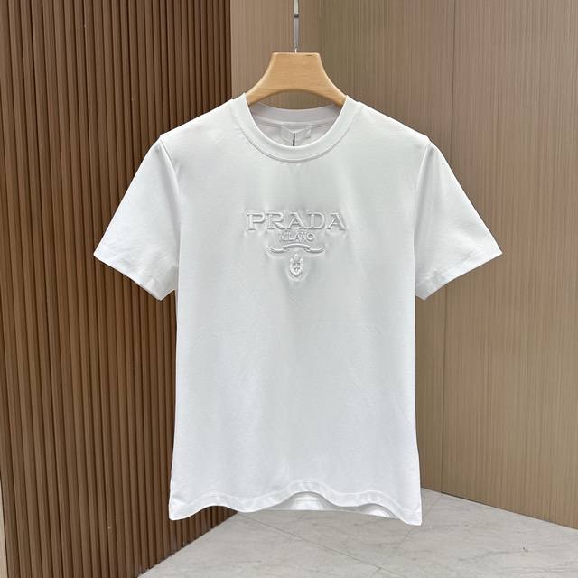 Prada 普拉达 这波T恤太绝啦~经典黑白配色，永不过时的时尚符号。刺绣标志性品牌字母徽标、品牌字母元素巧妙点缀，简约中透着高级质感，细节处尽显奢华格调。定制