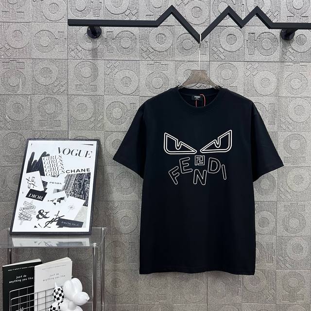 Fendi 芬迪 双Ff字母Logo恶魔眼睛立体胶工艺 330克圆领短袖T恤高克重 洗水面料 1:1原版开模 Logo标识精致升级，灵感源自八十年代复古 原版面